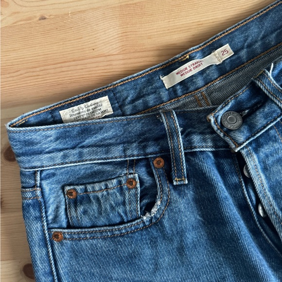 Levi’s Wedgie Straight Jean - Picture 7 of 9